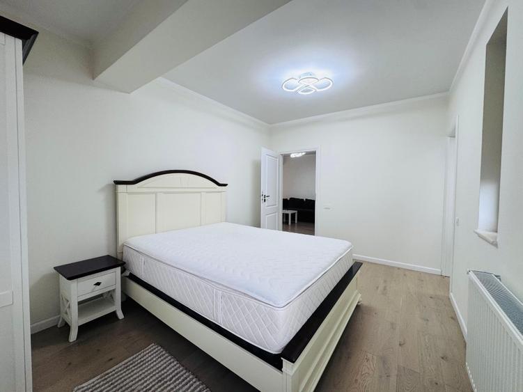 Apartament cu 3 camere semidecomandat, mobilat în Banu Manta
