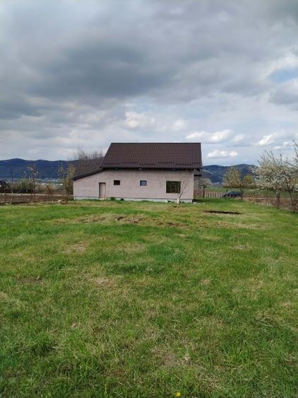Casă individuală cu 5 camere cu Teren 4000 Mp în Central