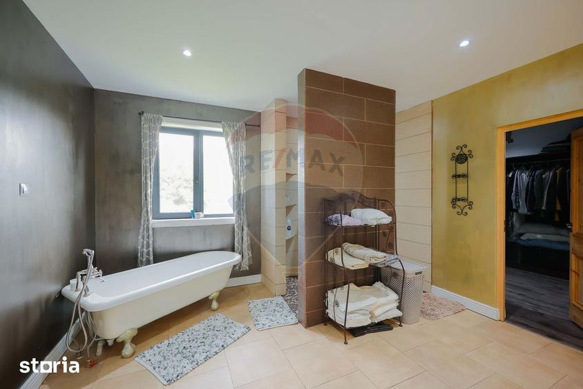 Casă cu 9 camere cu Teren 1378 Mp în Eșelnița