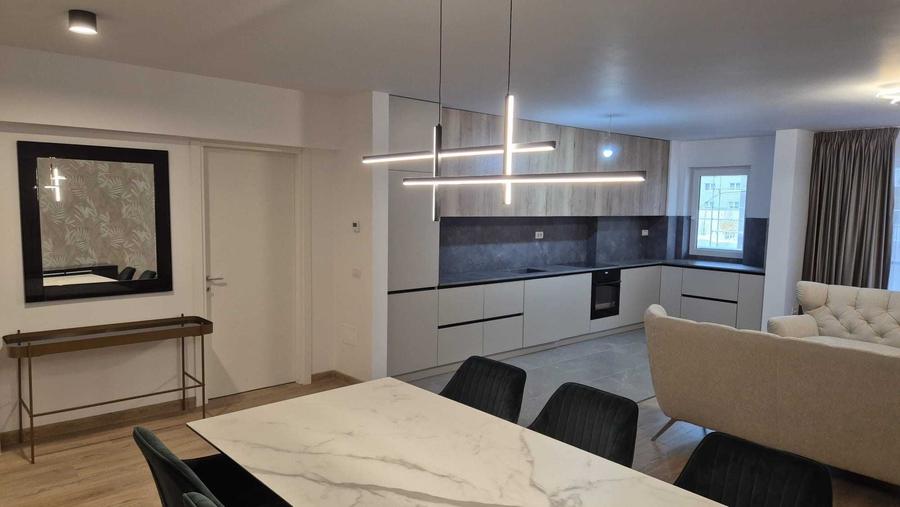 Apartament cu 3 camere decomandat în Tractorul