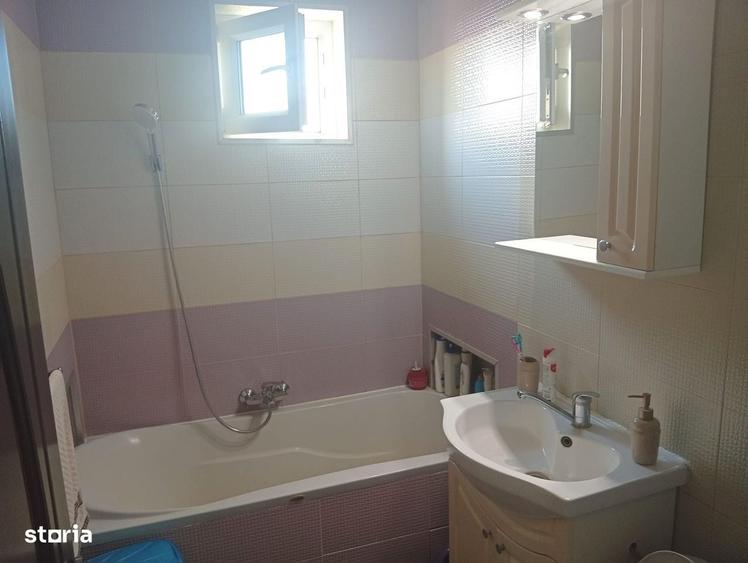 Apartament cu 3 camere semidecomandat în Grădiște