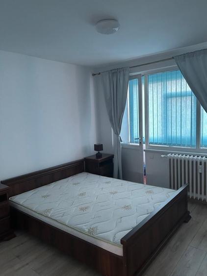 Apartament cu 3 camere semidecomandat, mobilat în Colentina