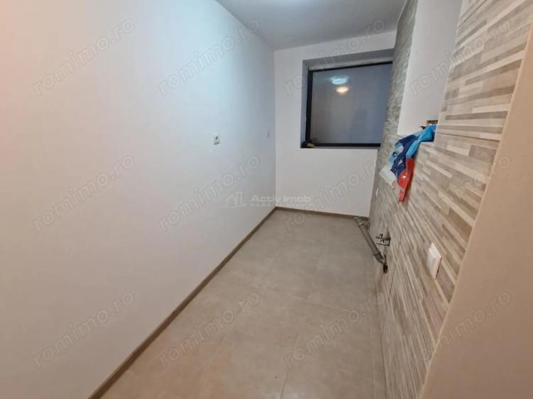 Casă cu 12 camere cu Teren 1000 Mp în Români