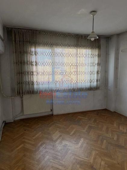 Apartament cu 4 camere decomandat în Filiași