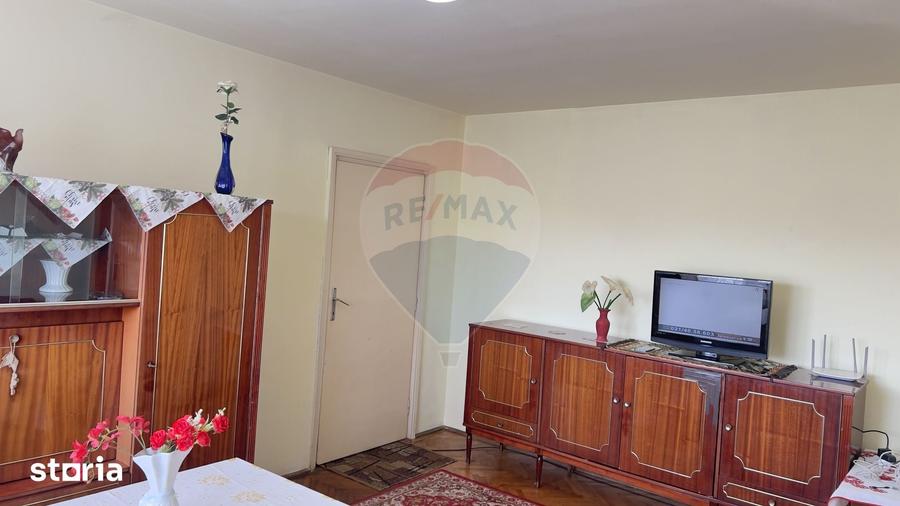 Apartament cu 3 camere semidecomandat în Podgoria