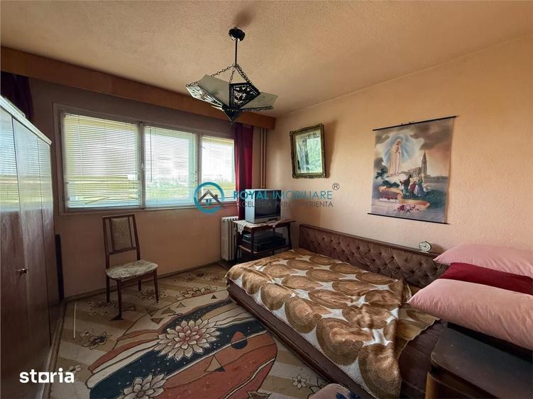 Apartament cu 3 camere decomandat în B-dul București