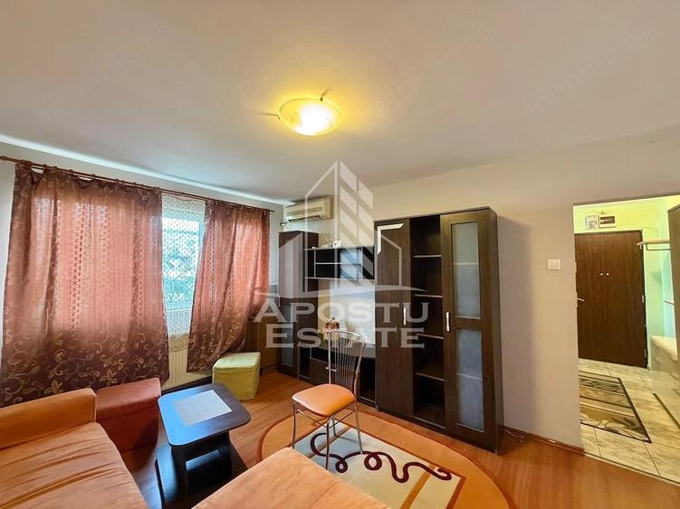Apartament cu 3 camere semidecomandat în Cetății