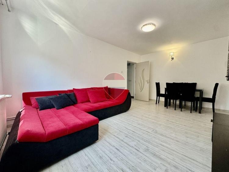 Apartament cu 3 camere decomandat, mobilat în Central