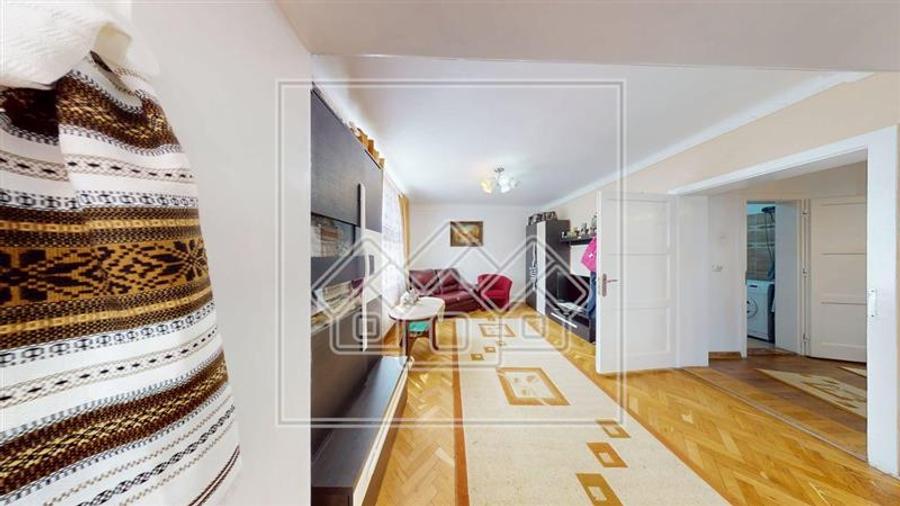 Casă individuală cu 6 camere cu Teren 950 Mp în Valea Aurie