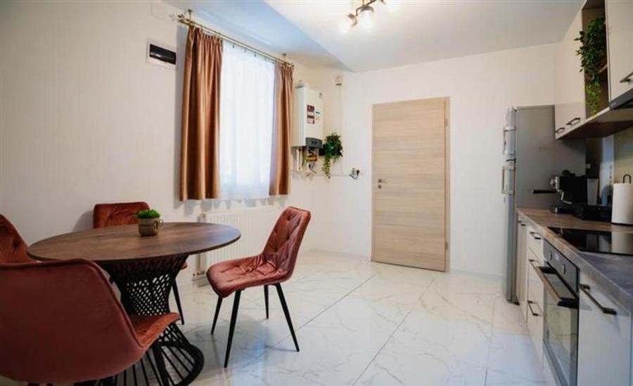 Apartament cu 2 camere semidecomandat, mobilat în Centrul Istoric