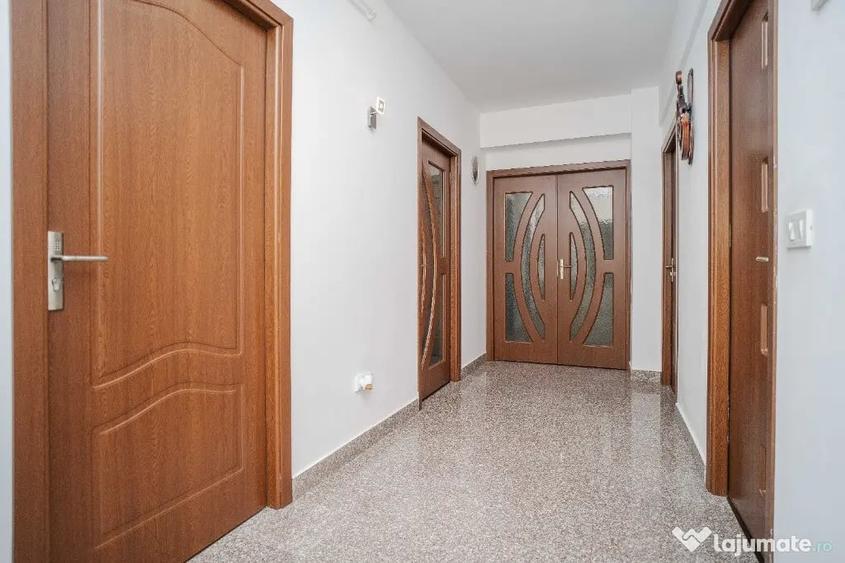 Apartament cu 3 camere decomandat în Rediu