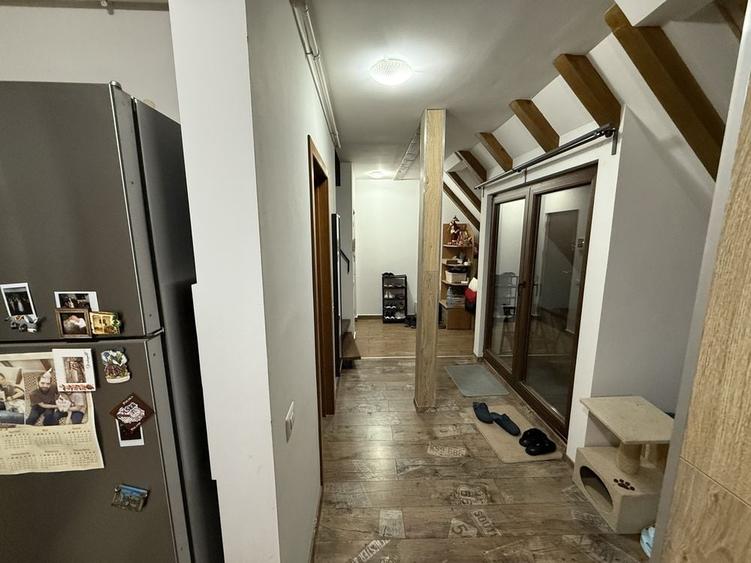Apartament cu 3 camere semidecomandat, mobilat în Tractorul