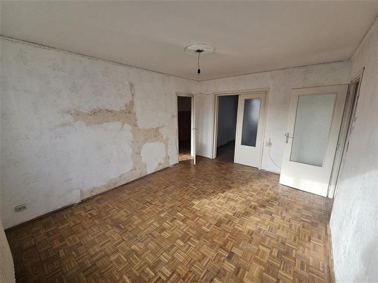 Apartament cu 3 camere semidecomandat în Micro I