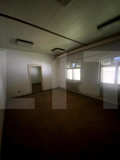 Spațiu comercial, de 594 mp, în Ozun