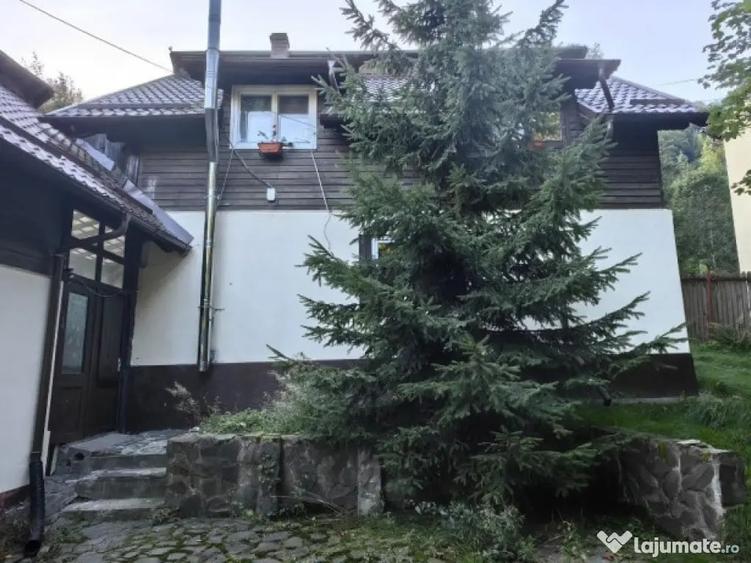 Casă cu 11 camere cu Teren 1560 Mp în Moieciu