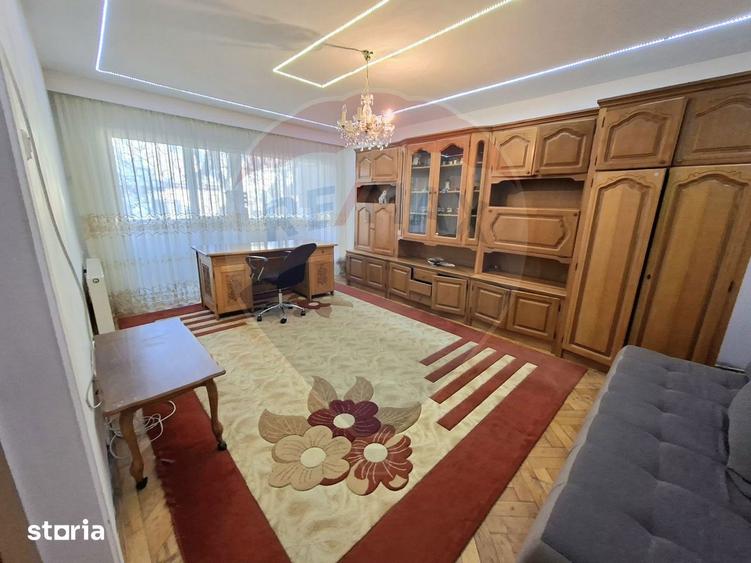 Apartament cu 3 camere decomandat, mobilat în Central
