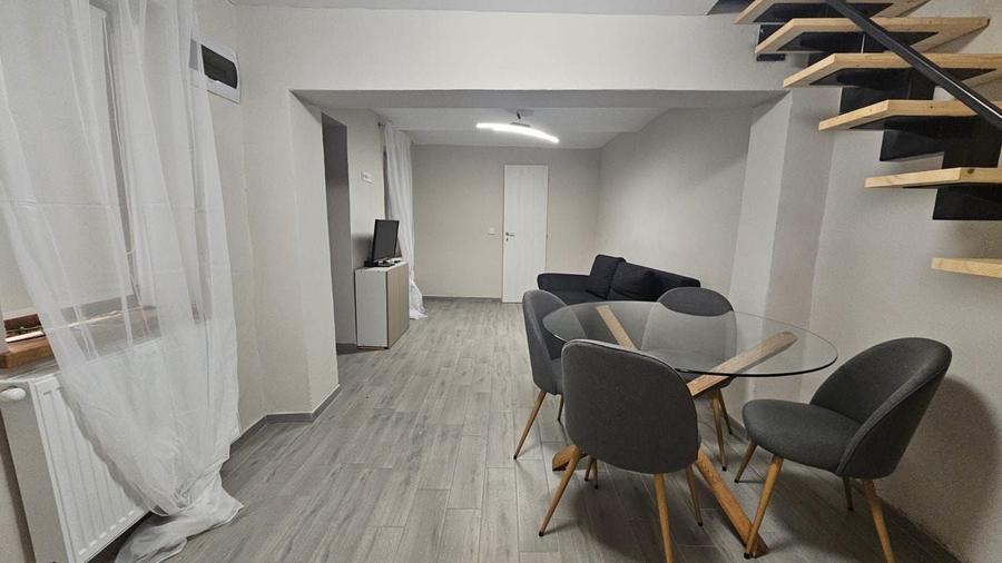 Apartament cu 3 camere semidecomandat, mobilat în Central