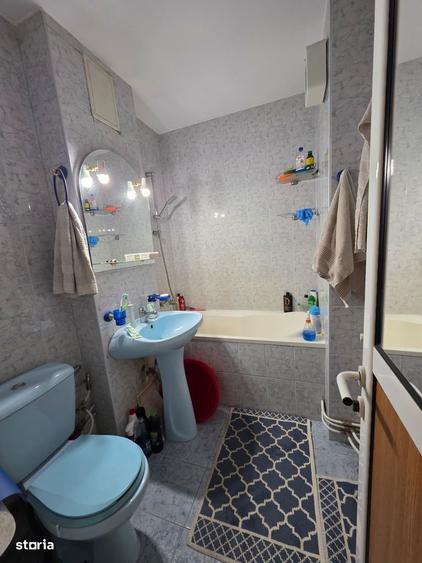 Apartament cu 4 camere semidecomandat în Tătărași