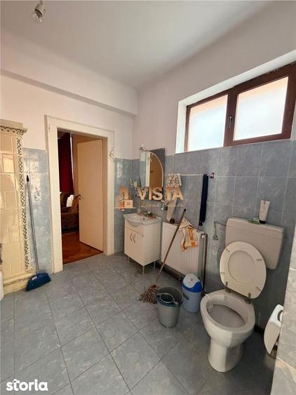 Apartament cu 4 camere semidecomandat, mobilat în Central