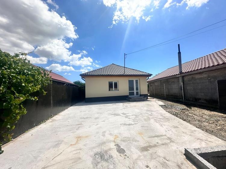 Casă individuală cu 4 camere cu Canalizare în Corbu