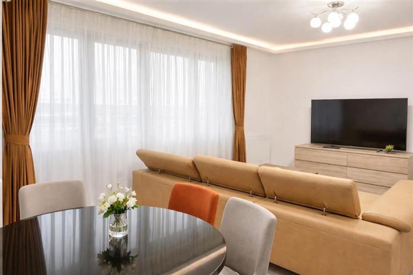 Apartament cu 3 camere decomandat, mobilat în Tractorul