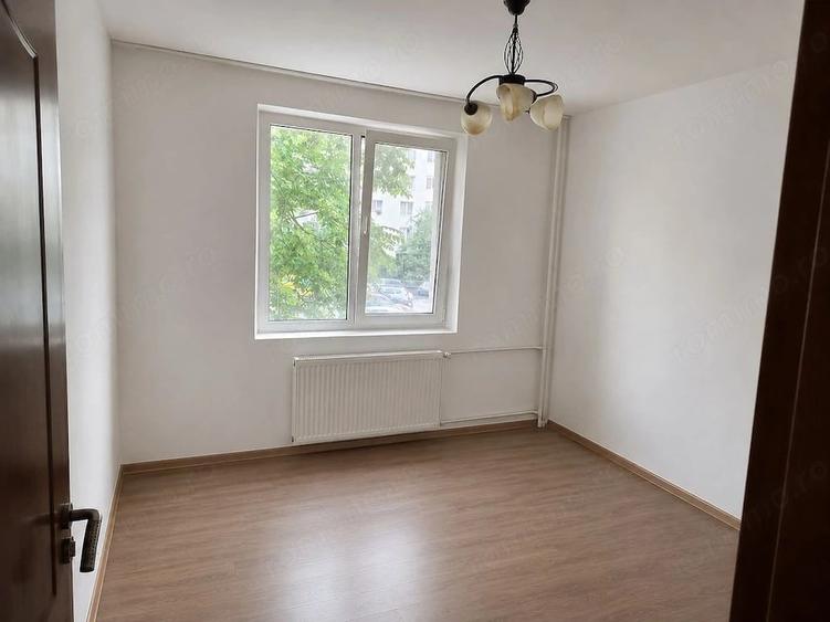 Apartament cu 3 camere semidecomandat în Liviu Rebreanu