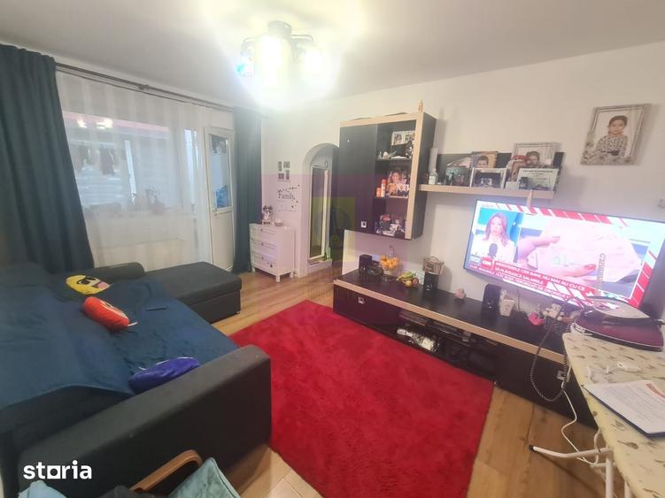 Apartament cu 3 camere semidecomandat în Cuza