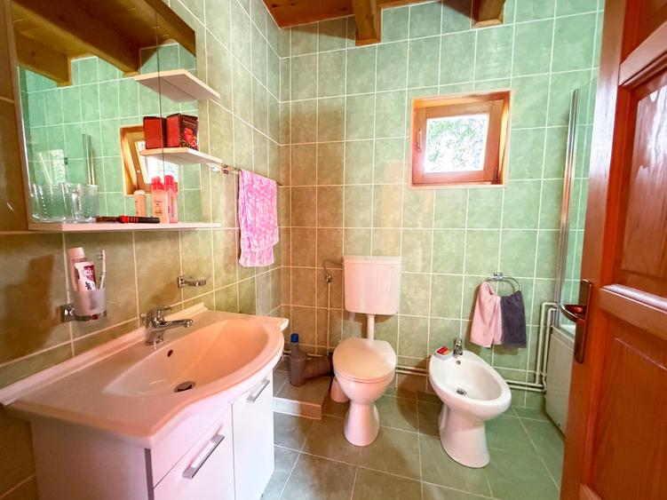 Casă cu 5 camere cu Teren 377 Mp în Bran