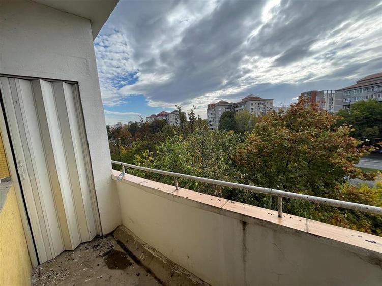 Apartament cu 4 camere semidecomandat în Rogerius