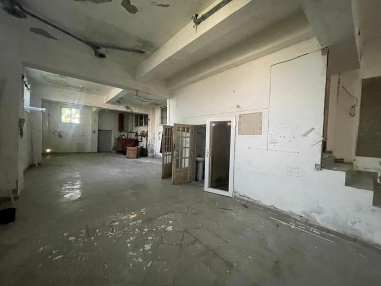 Casă cu 5 camere cu Teren 284 Mp în Central