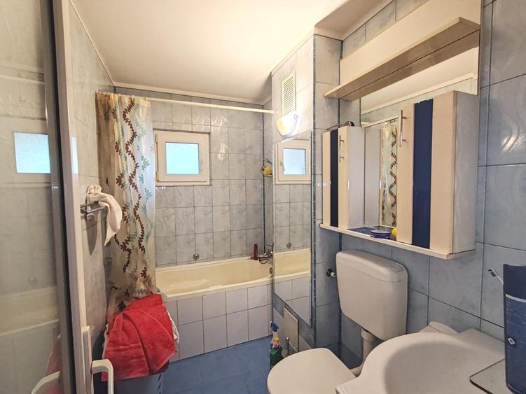 Apartament cu 3 camere semidecomandat în Tractorul