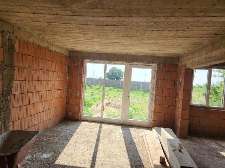 Casă individuală cu 4 camere cu Teren 700 Mp în Biharia