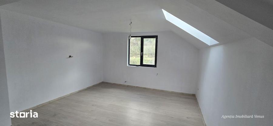 Casă cu 5 camere cu Teren 1000 Mp în Mihai Eminescu