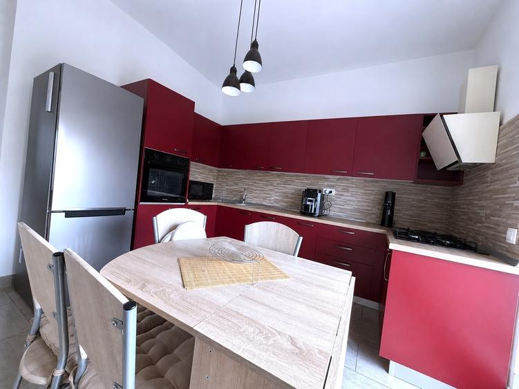 Penthouse cu 3 camere decomandat, mobilat în Metalurgiei