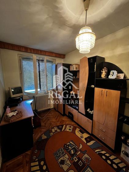 Apartament cu 3 camere semidecomandat în Central