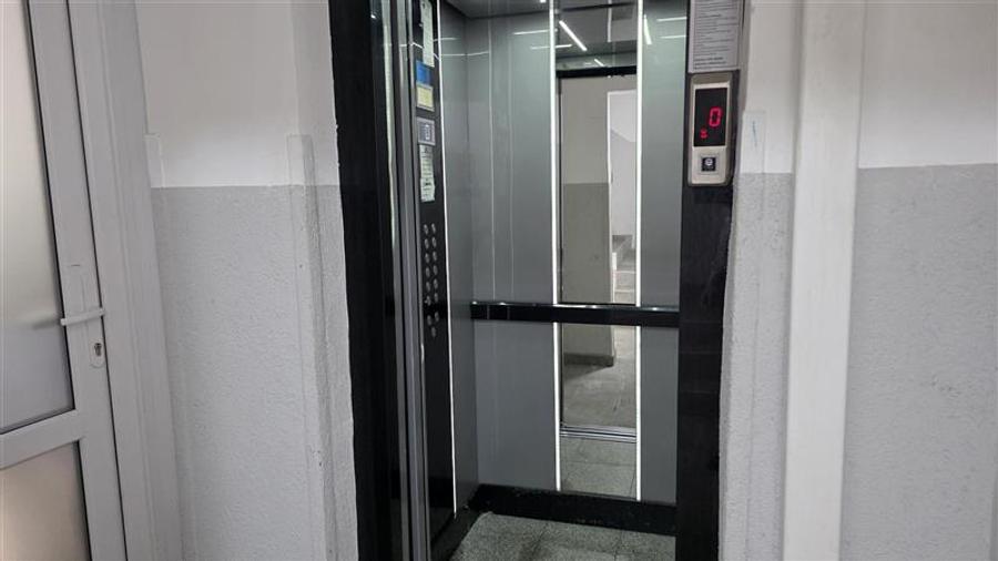 Apartament cu 3 camere semidecomandat în Astra