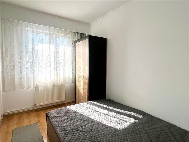 Apartament cu 3 camere semidecomandat, mobilat în Florilor