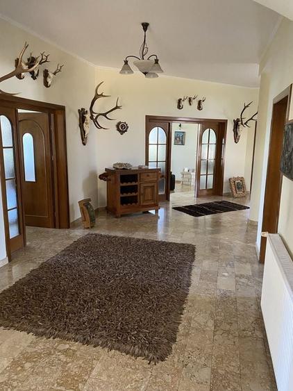 Casă cu 4 camere cu Teren 2750 Mp în Central