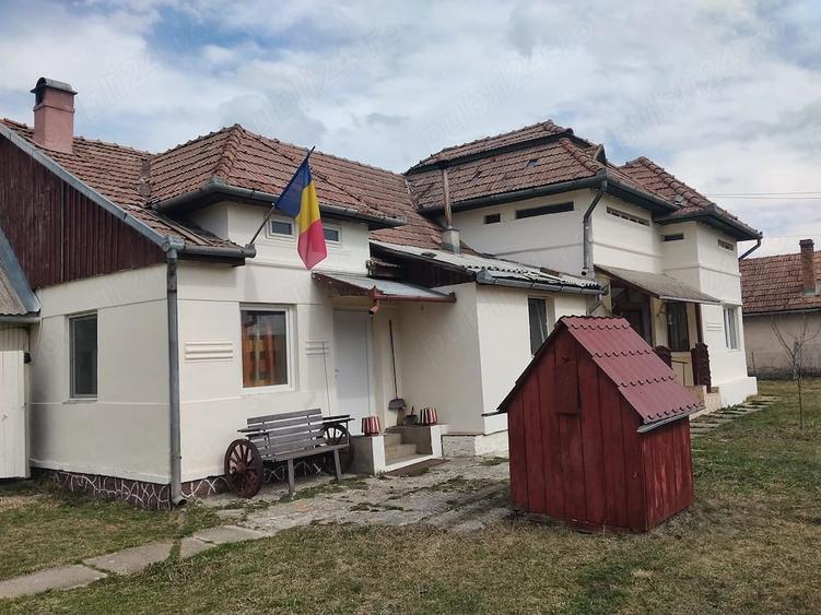 Casă cu 5 camere cu Teren 1100 Mp în Subcetate