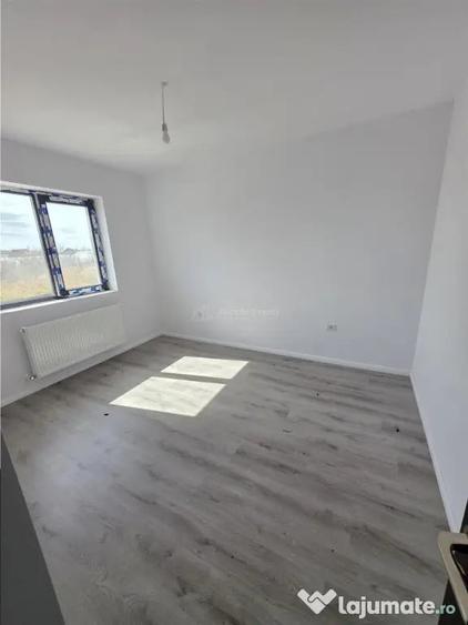 Apartament cu 3 camere semidecomandat în 1 Decembrie