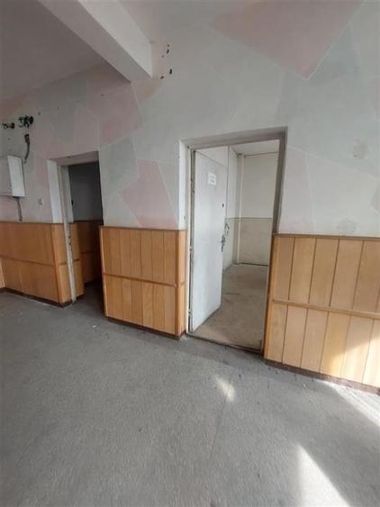 Birou, de 36 mp, în Est