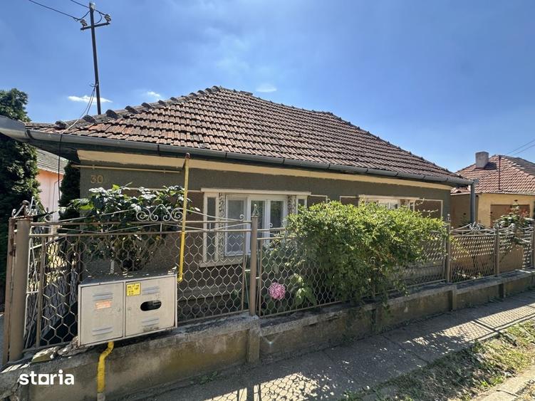 Casă cu 3 camere cu Teren 1731 Mp în Central