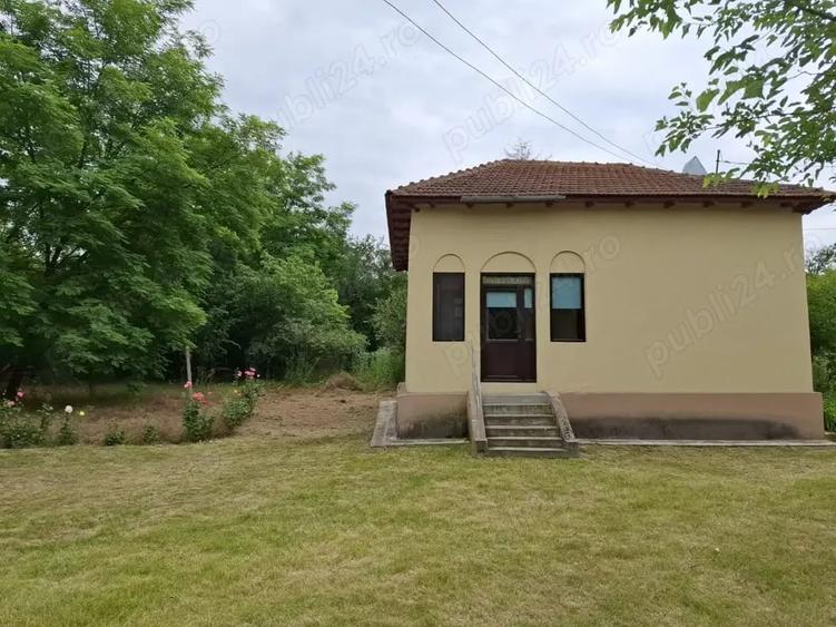 Casă cu 4 camere cu Teren 2000 Mp în Central