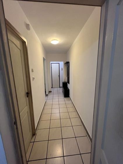 Apartament cu 3 camere semidecomandat în Cantemir