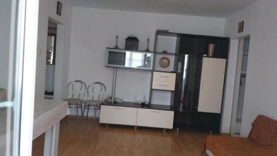 Apartament cu 3 camere semidecomandat în Bicaz