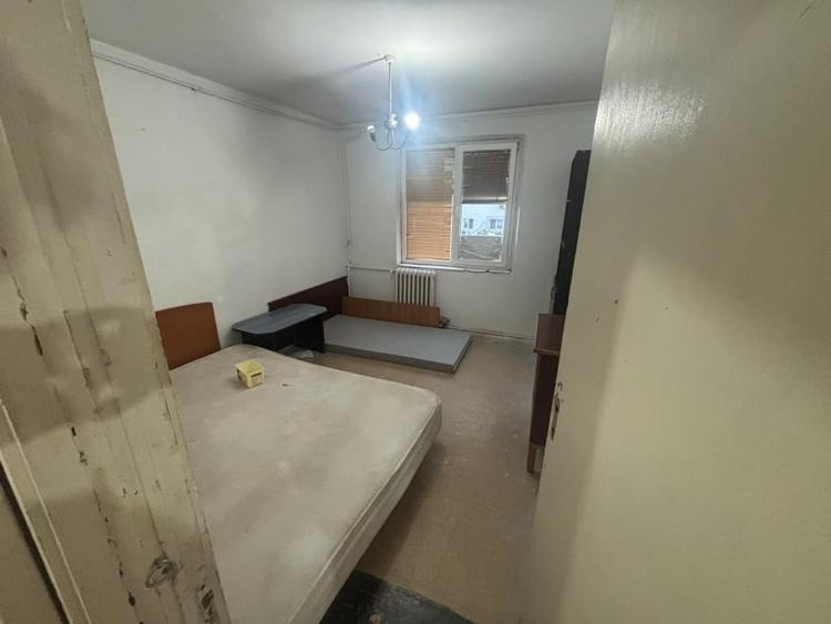 Apartament cu 4 camere semidecomandat în Mărgeanului