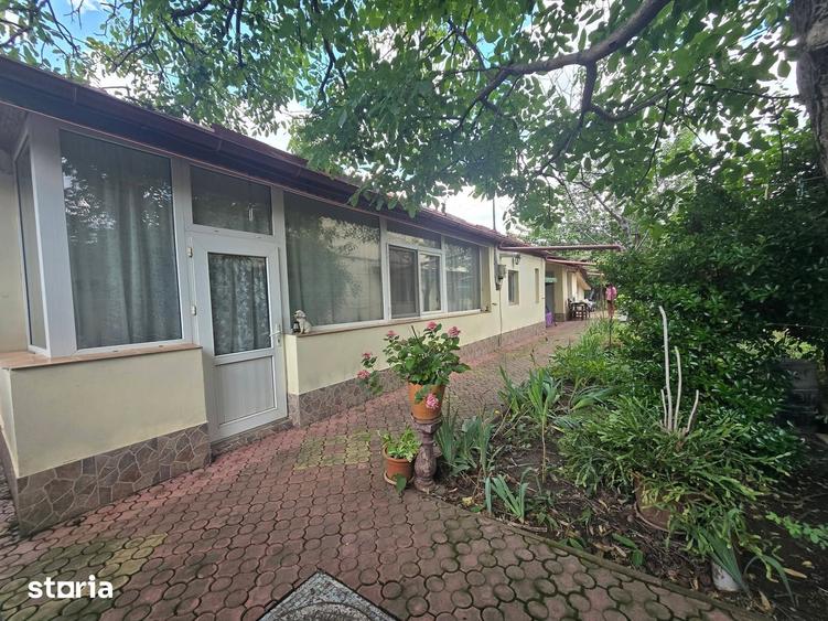 Casă cu 5 camere cu Teren 600 Mp în Andronache