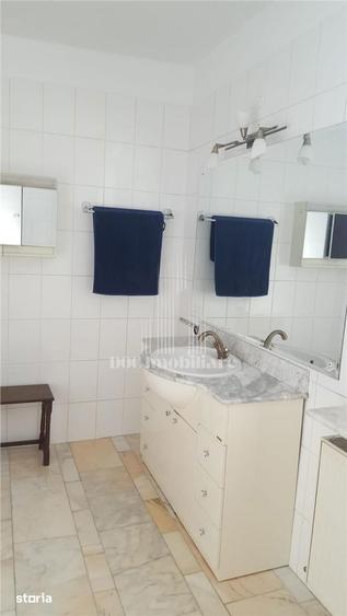 Casă cu 10 camere cu Teren 350 Mp în Aviației