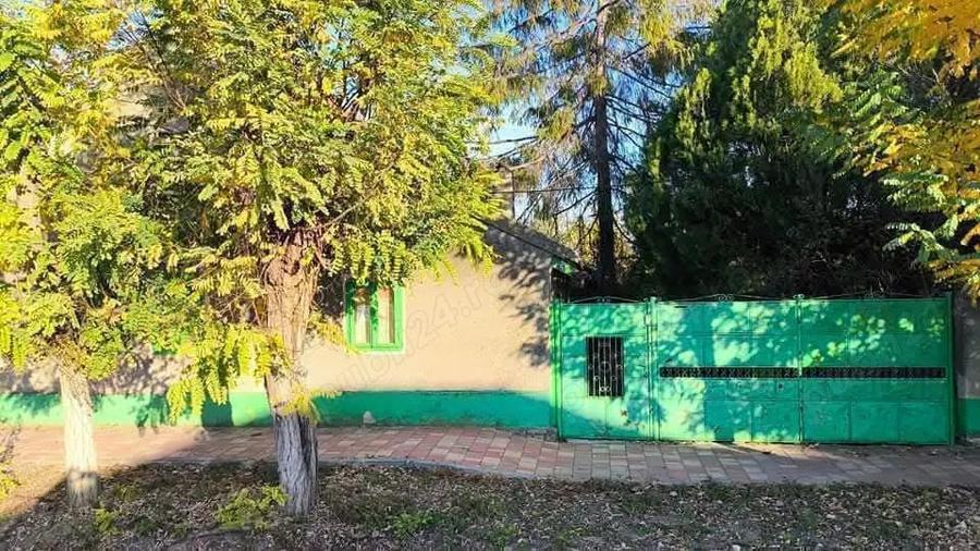 Casă cu 3 camere cu Teren 2870 Mp în Central