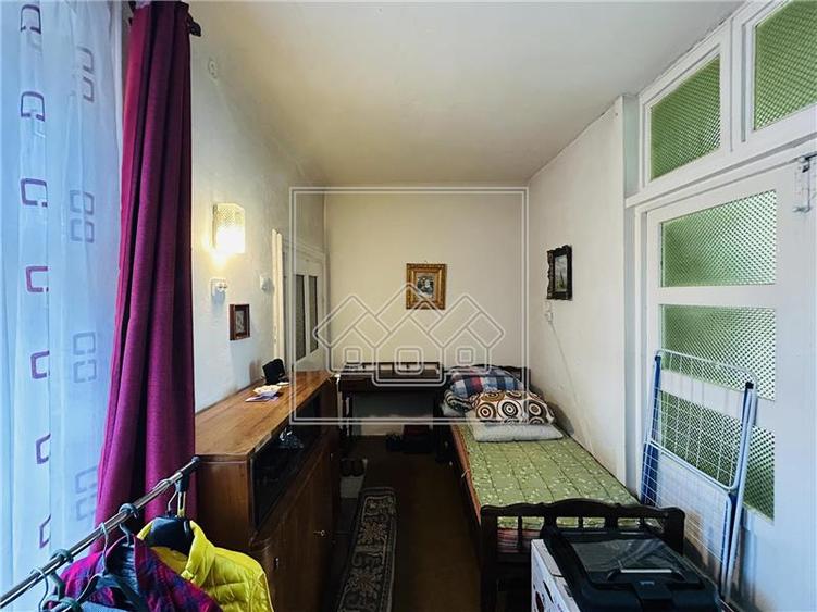 Apartament cu 3 camere nedecomandat în Central